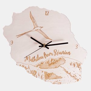 Horloge carte Réunion personnalisée avec gravure des motifs de la Réunion : paille en queue, piton et remparts